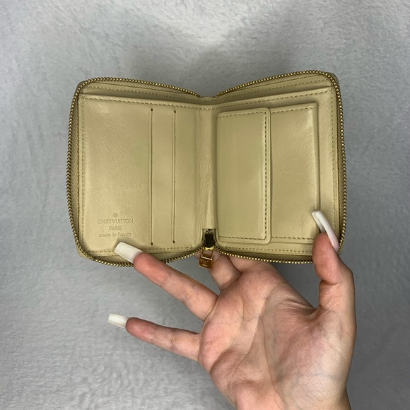 ✨✨✨✨SOLD✨✨✨✨ Louis Vuitton Vernis Wallet Yellow - Picture 3 of 7